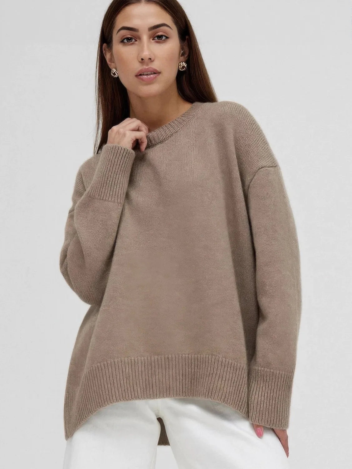 Woman wearing a brown sweater on a white background。 #Color_Brown