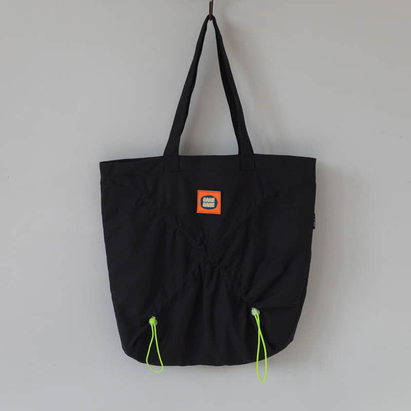 Pleated handbag black | IFAUN
