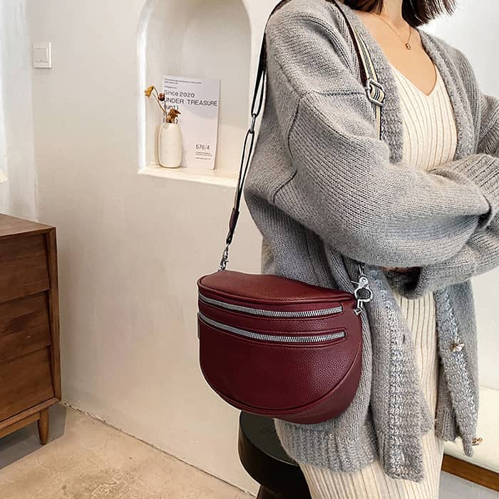 Women's wide shoulder bag