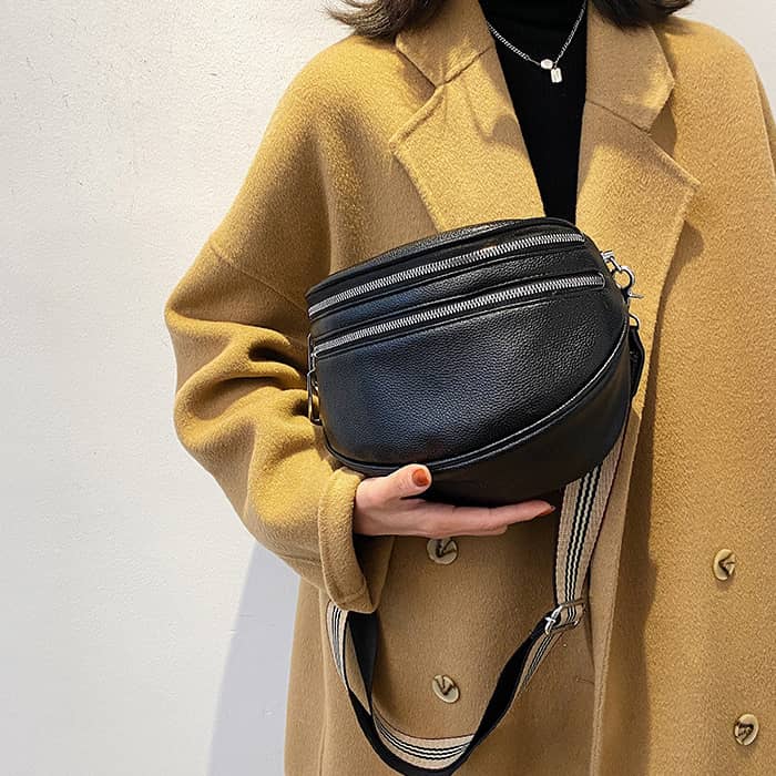 Women's wide shoulder bag