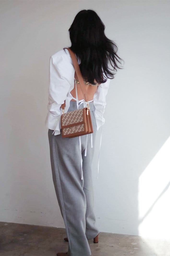 Women's backless shirt with shoulder pads